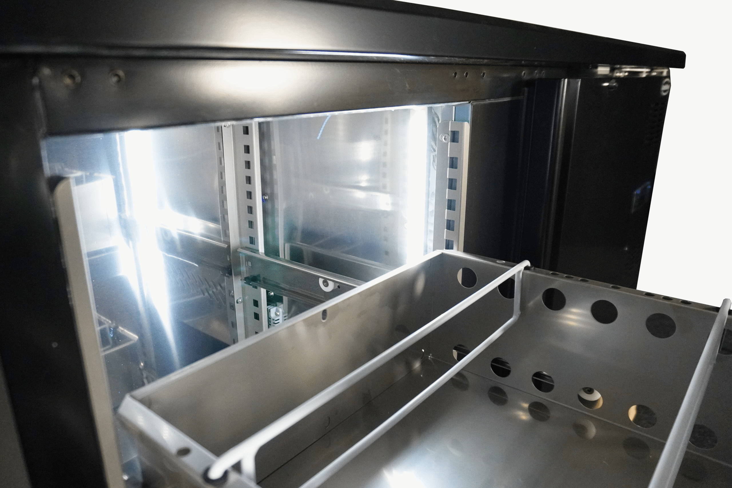 7450_0316_4-min_5 Juodas baro šaldytuvas su 2 durimis ir 2 stalčiais - Image 2