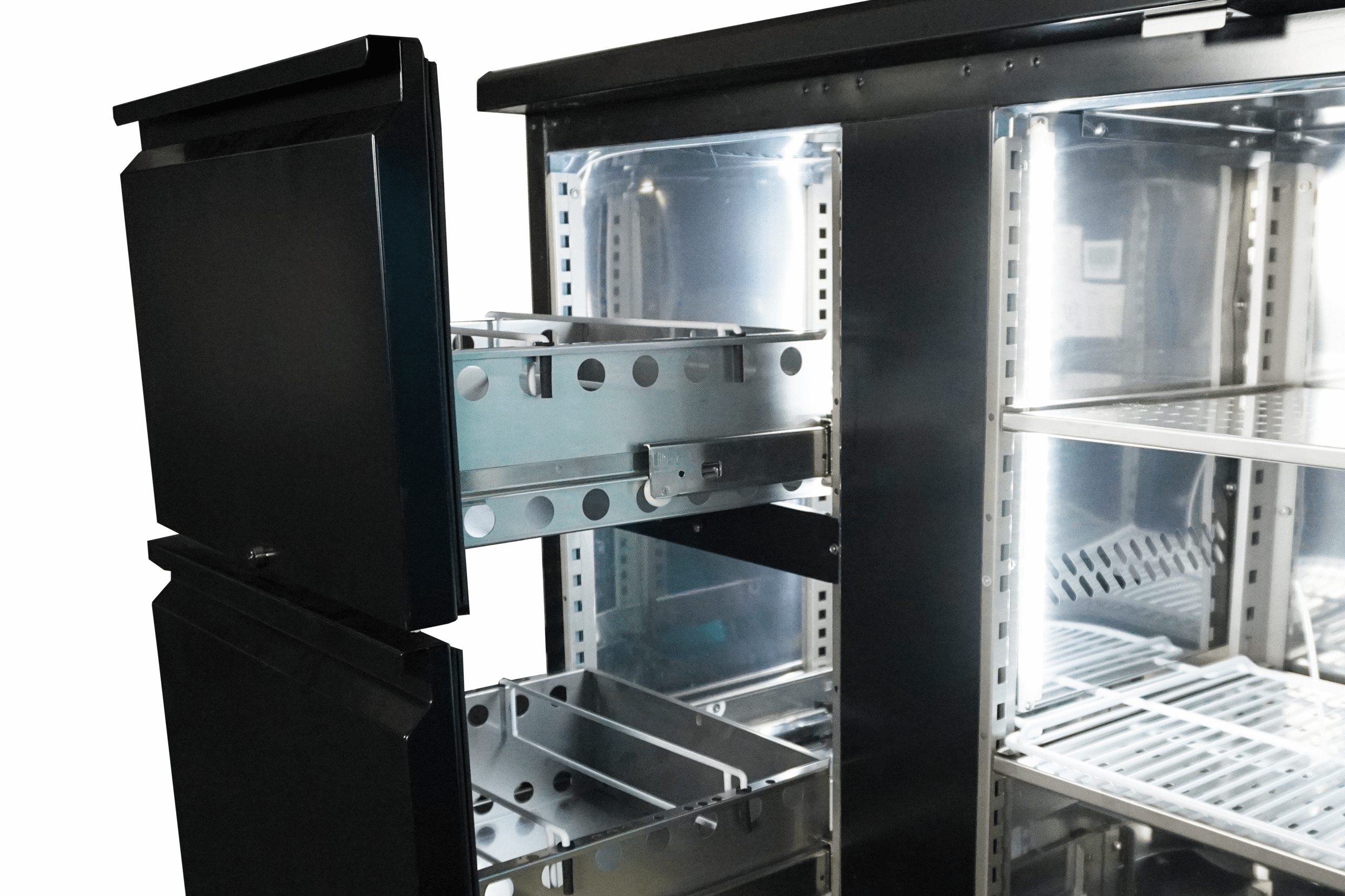 7450_0316_6-min_5 Juodas baro šaldytuvas su 3 durimis ir 2 stalčiais - Image 3